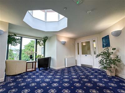 FIRST FLOOR COMMUNAL HALLWAY